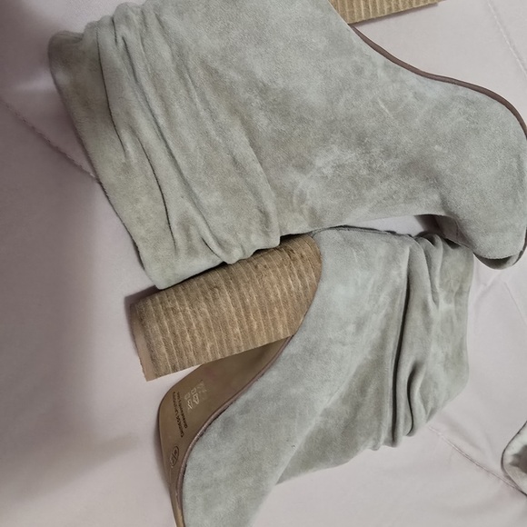 Chic Women's Light Gray Boots - Picture 9 of 10